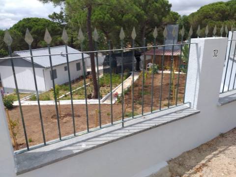 3 Terrenos na Courela do Pinhal com uma moradia terrea T2