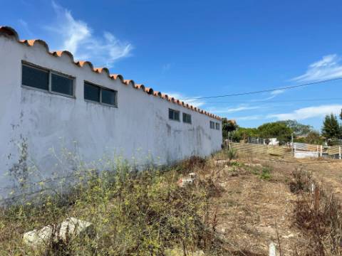 Terreno para construção de 2 fogos, com um armazem de 120 m2, em Zambujal, Sesimbra ( Castelo)