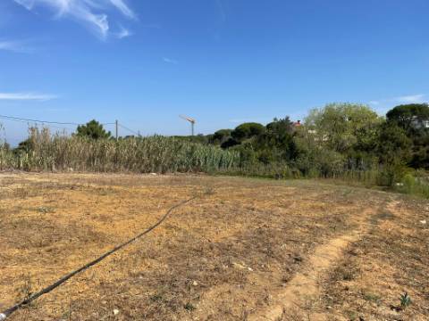 Terreno para construção de 2 fogos, com um armazem de 120 m2, em Zambujal, Sesimbra ( Castelo)