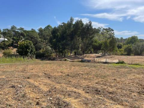 Terreno para construção de 2 fogos, com um armazem de 120 m2, em Zambujal, Sesimbra ( Castelo)