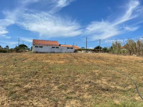 Terreno para construção de 2 fogos, com um armazem de 120 m2, em Zambujal, Sesimbra ( Castelo)