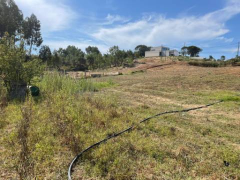 Terreno para construção de 2 fogos, com um armazem de 120 m2, em Zambujal, Sesimbra ( Castelo)