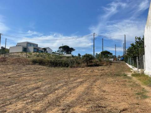 Terreno para construção de 2 fogos, com um armazem de 120 m2, em Zambujal, Sesimbra ( Castelo)