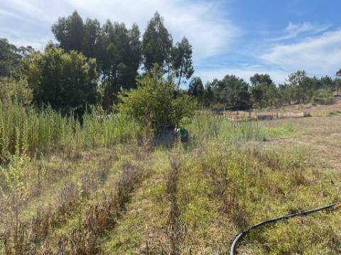 Terreno para construção de 2 fogos, com um armazem de 120 m2, em Zambujal, Sesimbra ( Castelo)
