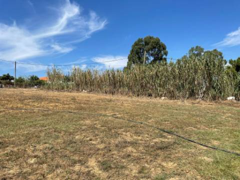 Terreno para construção de 2 fogos, com um armazem de 120 m2, em Zambujal, Sesimbra ( Castelo)