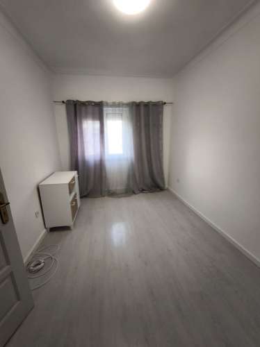 Apartamento T2, no Centro de Almada.