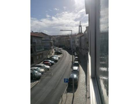 Apartamento T2, no Centro de Almada.