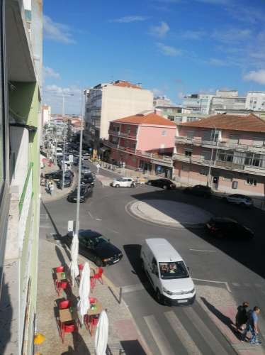 Apartamento T2, no Centro de Almada.