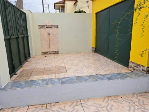 Moradia térrea T2 na Sobreda, Charneca de Caparica, Almada,