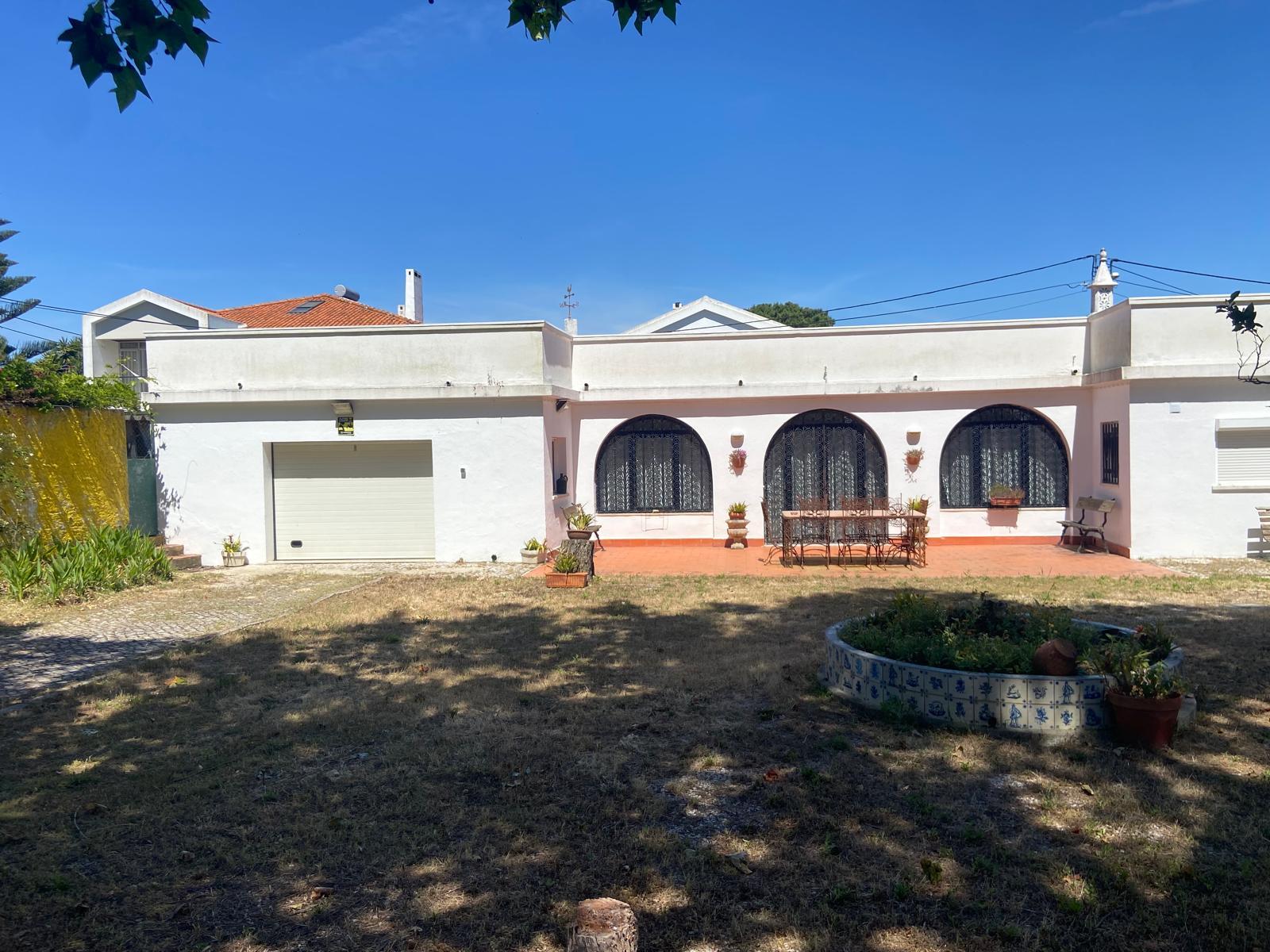 Moradia Isolada com Vista Mar , Capuchos |,Ideal para Hostel ou Investimento