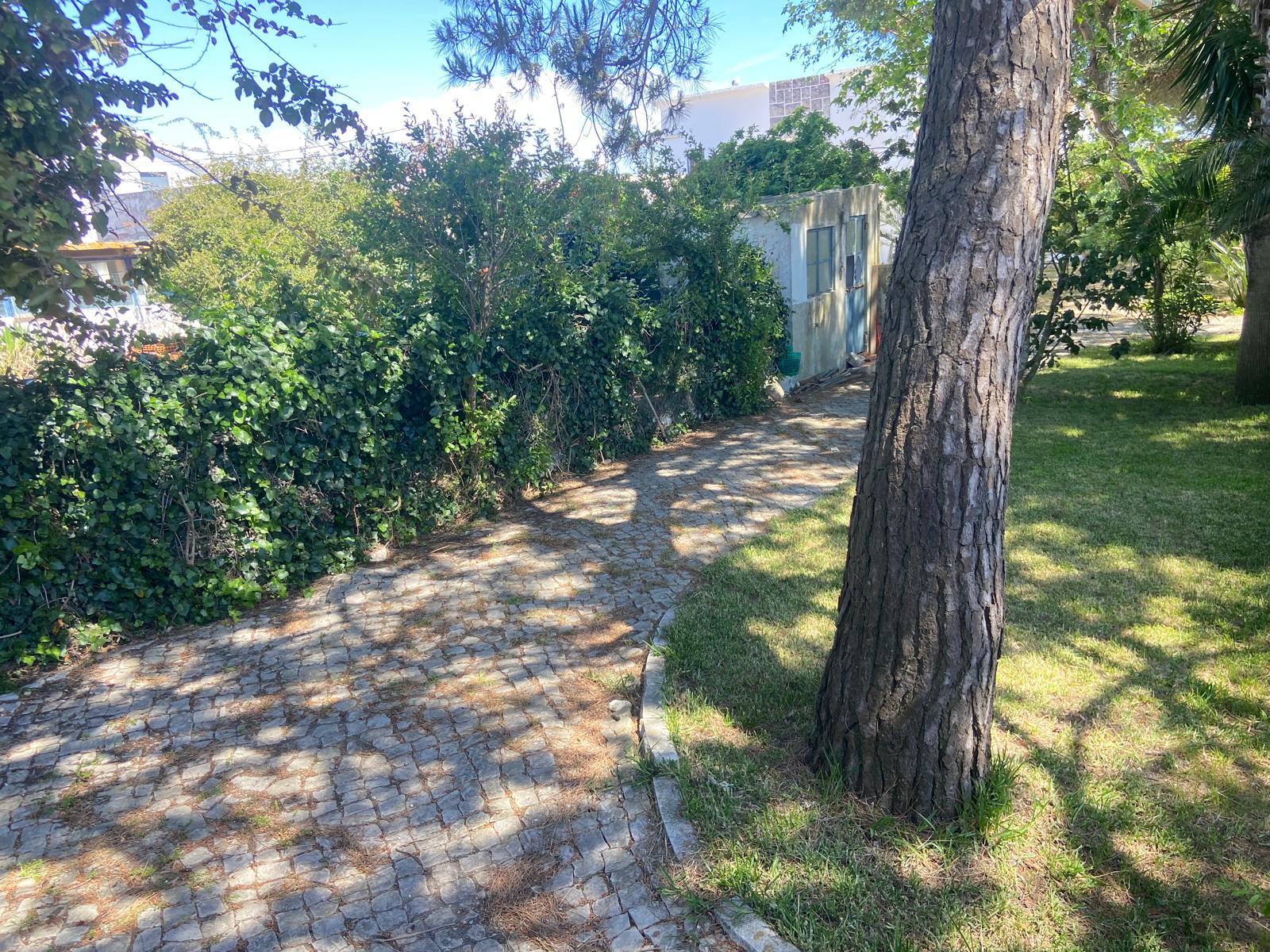 Terreno Urbano com Vista Mar | 630 m² | Caparica - Capuchos
 Lote para Moradia Isolada com Projeto Sustentável
