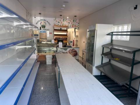 Espaço Comercial no Centro de Almada - Totalmente Equipado e Pronto a Funcionar