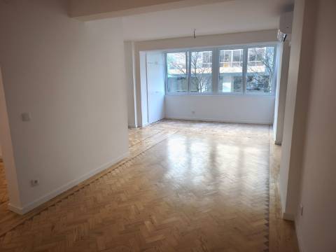 Apartamento T3 remodelado, em Almada,Cacilhas.