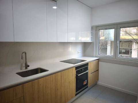 Apartamento T3 remodelado, em Almada,Cacilhas.