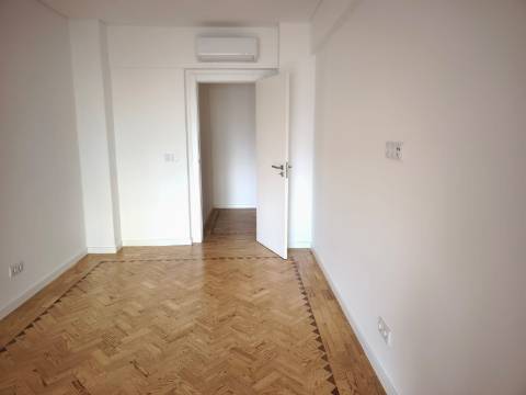 Apartamento T3 remodelado, em Almada,Cacilhas.