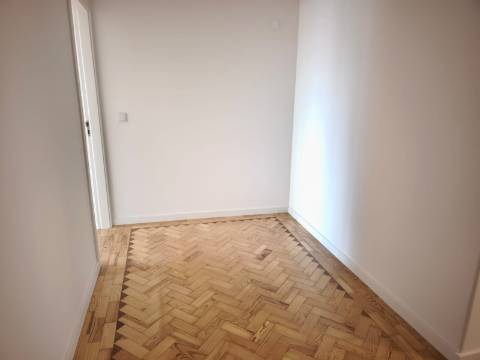 Apartamento T3 remodelado, em Almada,Cacilhas.