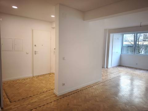 Apartamento T3 remodelado, em Almada,Cacilhas.