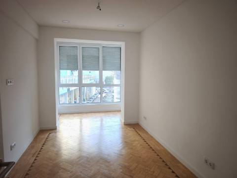 Apartamento T3 remodelado, em Almada,Cacilhas.