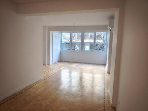 Apartamento T3 remodelado, em Almada,Cacilhas.