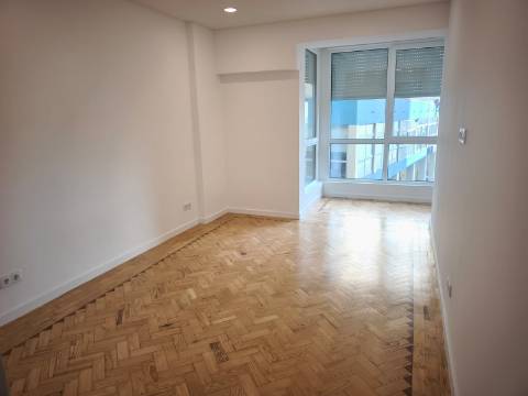 Apartamento T3 remodelado, em Almada,Cacilhas.