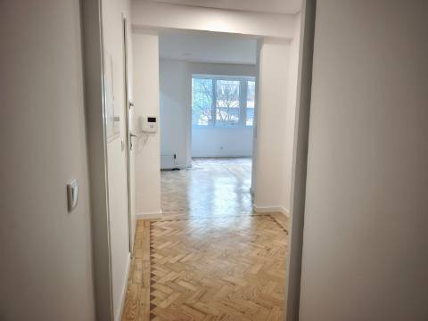 Apartamento T3 remodelado, em Almada,Cacilhas.