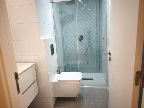 Apartamento T3 remodelado, em Almada,Cacilhas.