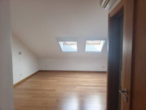 Moradia Isolada V4+3 na Verdizela - Entre o Mar e o Golfe