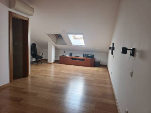 Moradia Isolada V4+3 na Verdizela - Entre o Mar e o Golfe