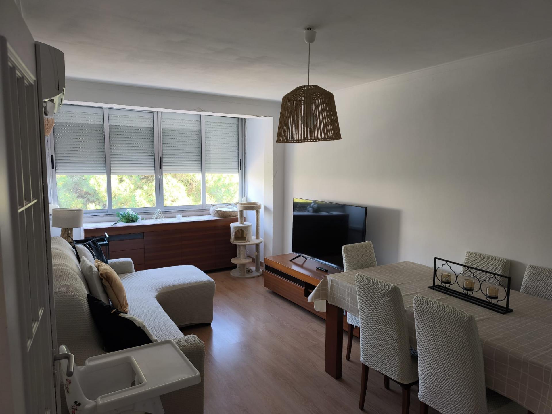 Excelente apartamento T2+2, localizado no Laranjeiro, na Rua Filipe Folque,