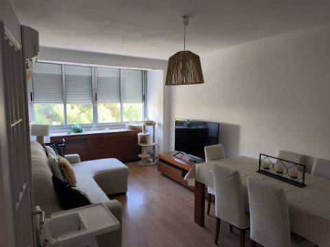 Excelente apartamento T2+2, localizado no Laranjeiro, na Rua Filipe Folque,