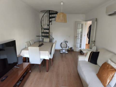 Excelente apartamento T2+2, localizado no Laranjeiro, na Rua Filipe Folque,