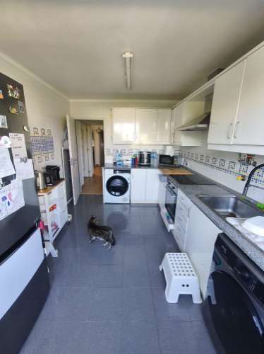 Excelente apartamento T2+2, localizado no Laranjeiro, na Rua Filipe Folque,