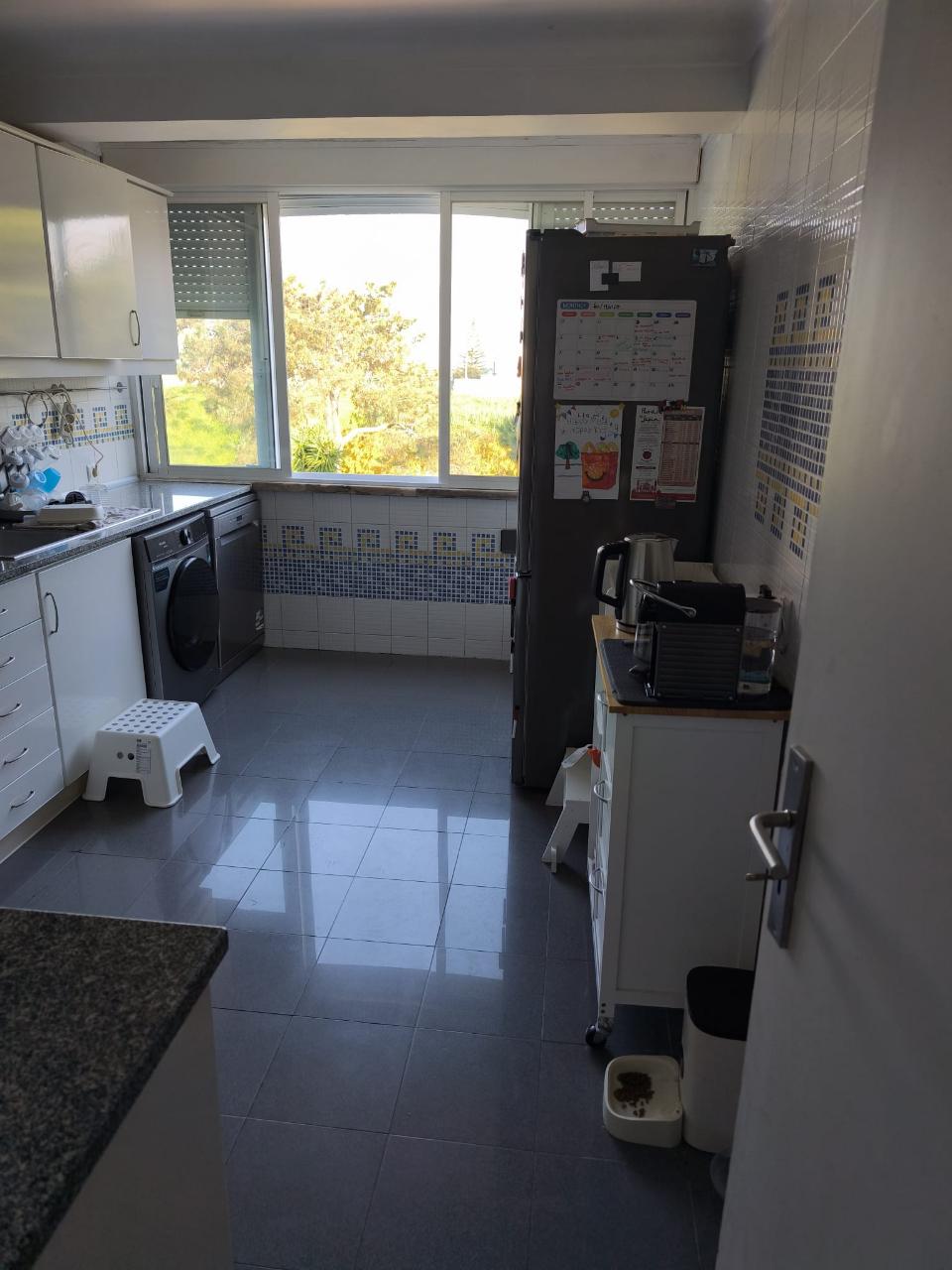 Excelente apartamento T2+2, localizado no Laranjeiro, na Rua Filipe Folque,