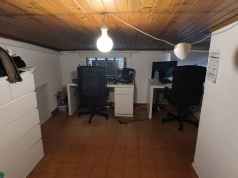 Excelente apartamento T2+2, localizado no Laranjeiro, na Rua Filipe Folque,