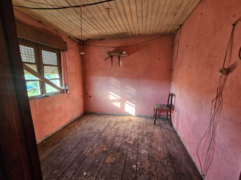 Moradia para restauro, lugar de Leiradas, Cabeceiras de Basto