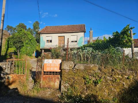 Moradia para restauro, lugar de Leiradas, Cabeceiras de Basto