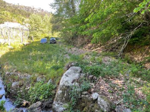 Terreno com anexo agrícola, com 14.090m², a confrontar com ribeiro, em Basto, Cabeceiras de Basto