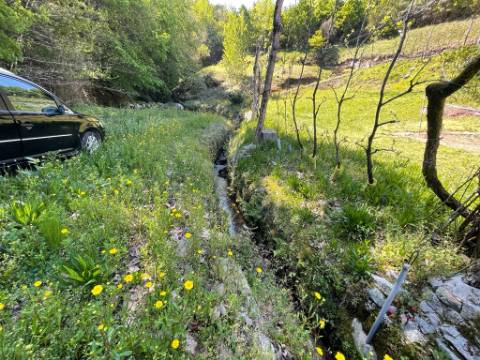 Terreno com anexo agrícola, com 14.090m², a confrontar com ribeiro, em Basto, Cabeceiras de Basto