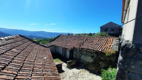 Ruína em pedra para restauro, em Vilar de Cunhas, Cabeceiras de Basto