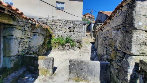 Ruína em pedra para restauro, em Vilar de Cunhas, Cabeceiras de Basto