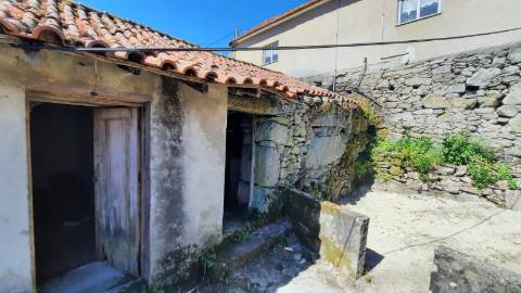 Ruína em pedra para restauro, em Vilar de Cunhas, Cabeceiras de Basto