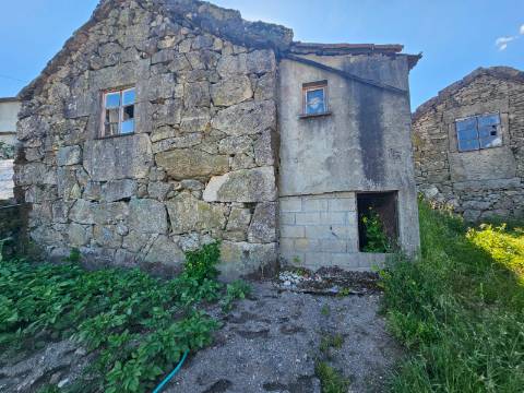 Ruína em pedra para restauro, em Vilar de Cunhas, Cabeceiras de Basto