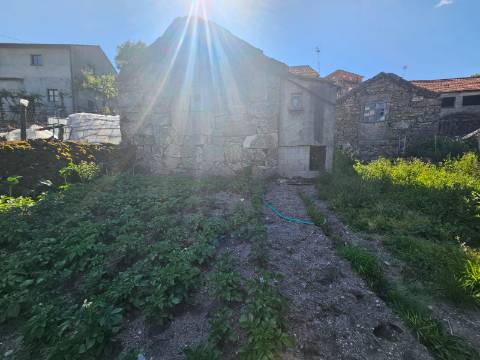 Ruína em pedra para restauro, em Vilar de Cunhas, Cabeceiras de Basto