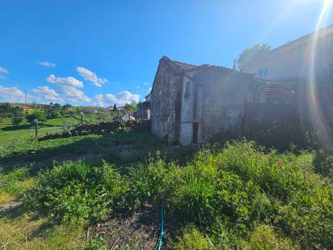 Ruína em pedra para restauro, em Vilar de Cunhas, Cabeceiras de Basto