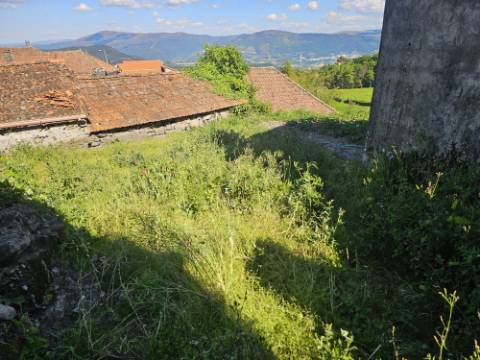 Ruína em pedra para restauro, em Vilar de Cunhas, Cabeceiras de Basto