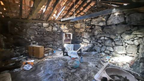 Ruína em pedra para restauro, em Vilar de Cunhas, Cabeceiras de Basto