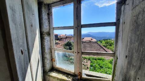 Ruína em pedra para restauro, em Vilar de Cunhas, Cabeceiras de Basto