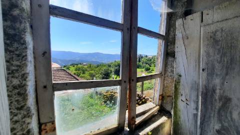 Ruína em pedra para restauro, em Vilar de Cunhas, Cabeceiras de Basto