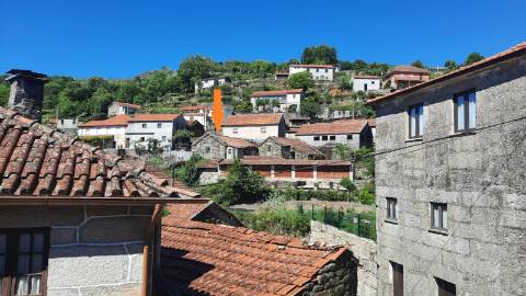 Ruína em pedra para restauro, em Vilar de Cunhas, Cabeceiras de Basto