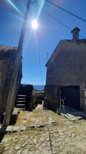 Ruína em pedra para restauro, em Vilar de Cunhas, Cabeceiras de Basto
